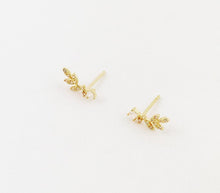 Load image into Gallery viewer, Floral Earrings
